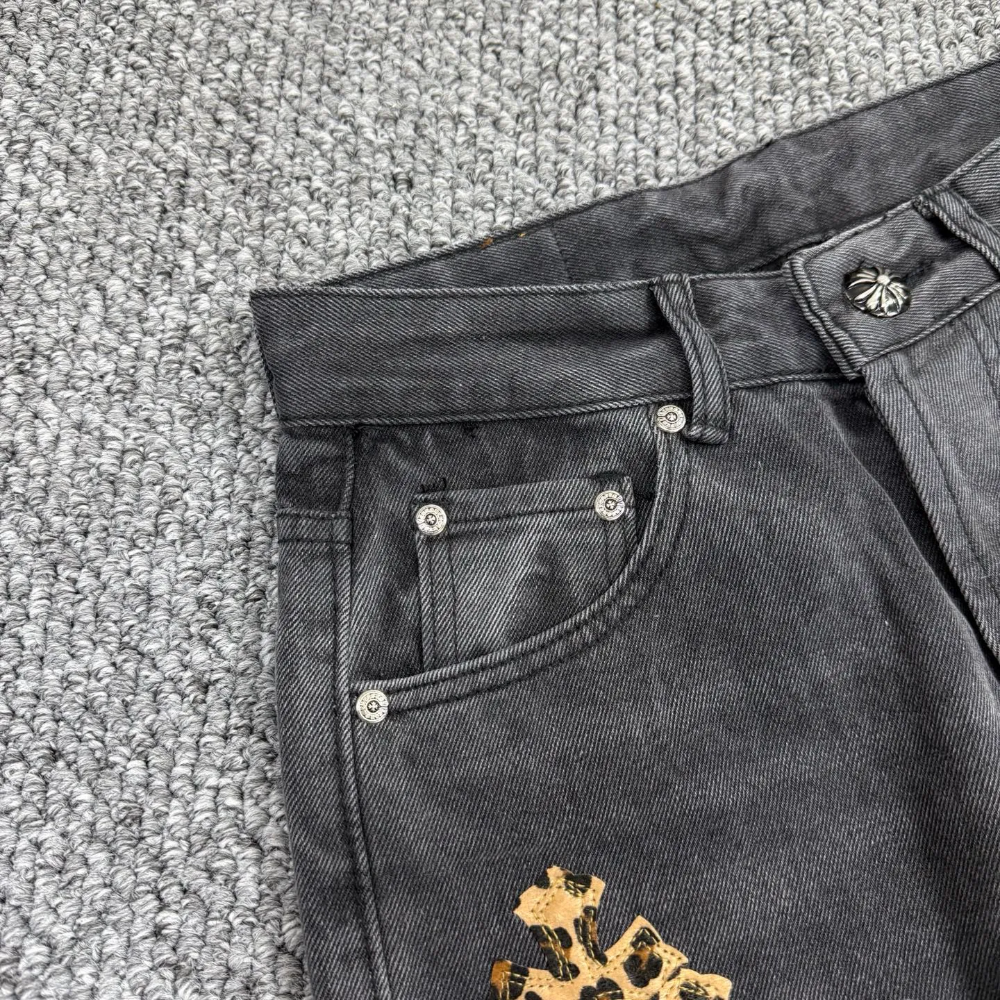 P240 model number: H859 Chrome Hearts CH Chrome Hearts black leopard print leather jeans! The counter price is 4W level, the patchwork is embellished with cross patterns, and the jeans are washed! !  An absolutely high-end luxury product, a 1.9W-level god-level single product, a super popular product, made by top heavy industry, a magic weapon that cannot be missed! [About Zangyin] This is an extremely luxurious fashion brand that can also be called the aristocracy of the high street. It has always been an exclusive brand for some hipsters or rich second generations. Compared with ordinary high streets, it is more luxurious and noble. Compared with luxury brands, it has a more fashionable personality and has always been a brand that I have a special liking for. -Color: black -Size: 28-30-32-34-36